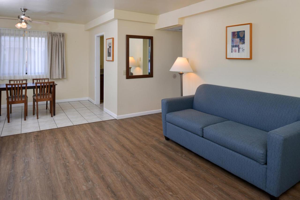 Edgewater And Hotel 2*